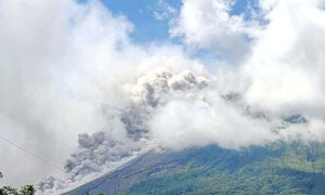 Endonezya’da Merapi Yanardağı patladı